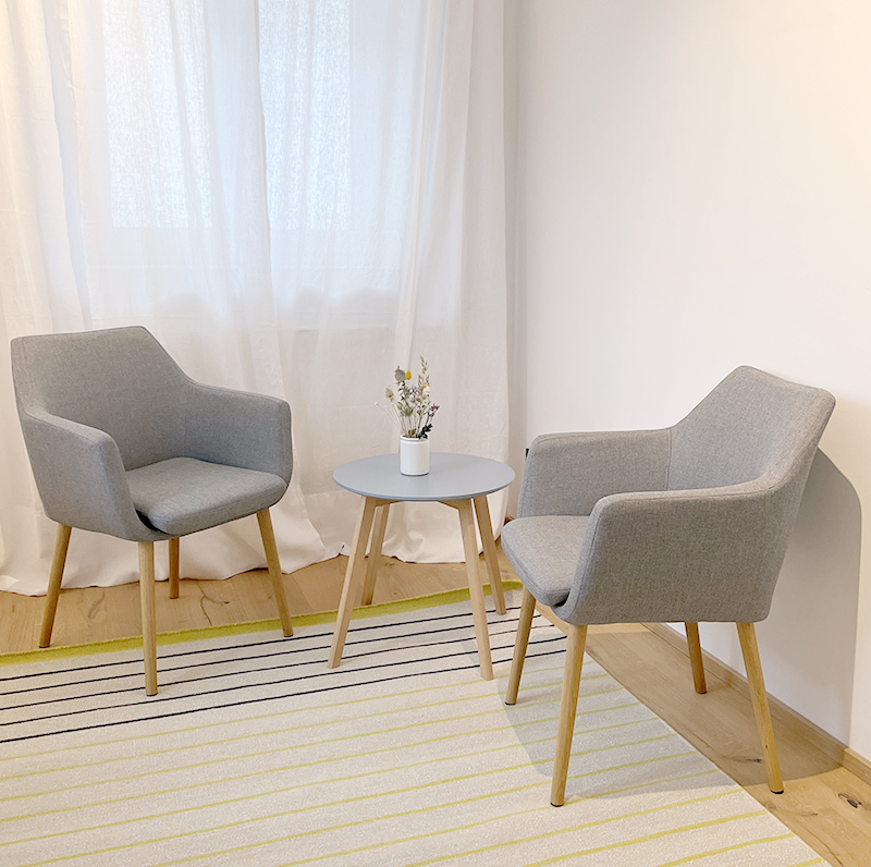 Behandlungszimmer von Frau Dr. Barbara Kolb für Akupunktur und Homöopathie in Bad Tölz